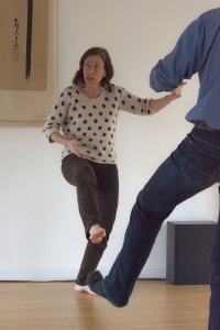 Simone Pétrequin, professeur de ai chi, explique un mouvement