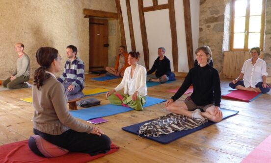 Personnes assises en tailleur pour une