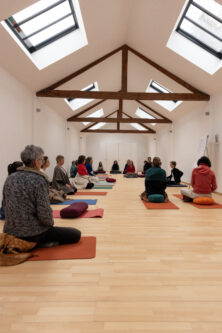 groupe pratiquant au sol le qi-gong