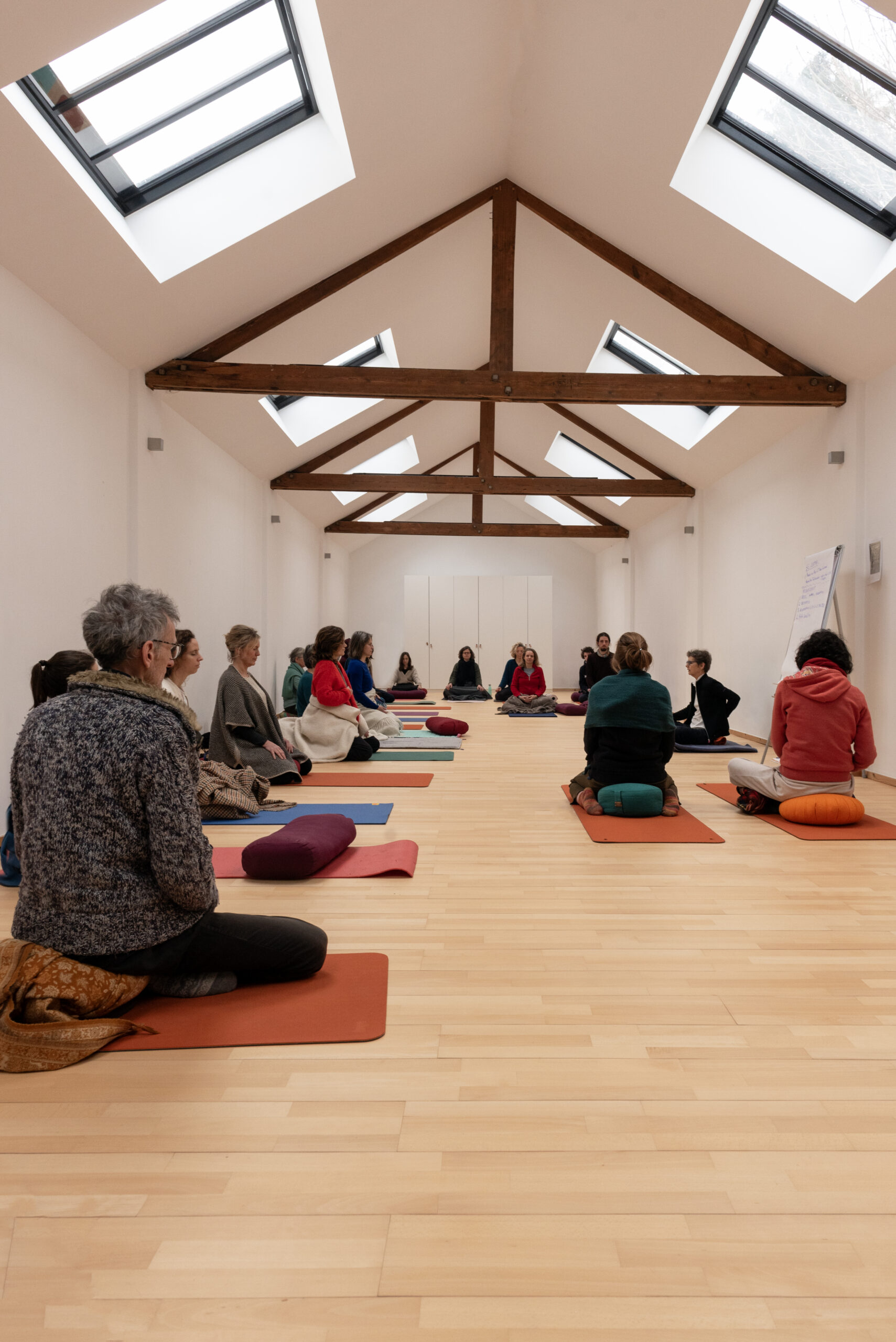 groupe pratiquant au sol le qi-gong